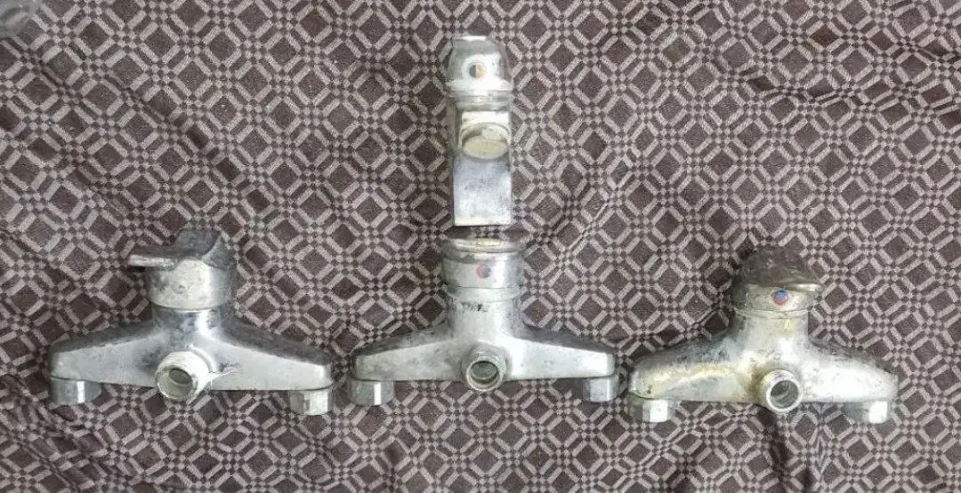 تعدادی شیر آلات سنگین وزن سالم|لوازم حمام|صومعهسرا, |دیوار