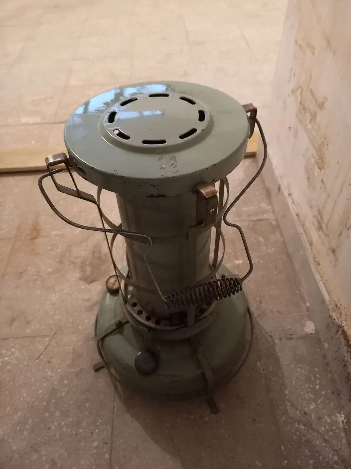 چراغ علاالدین قدیمی برنجی|کلکسیون اشیاء عتیقه|سمنان, |دیوار