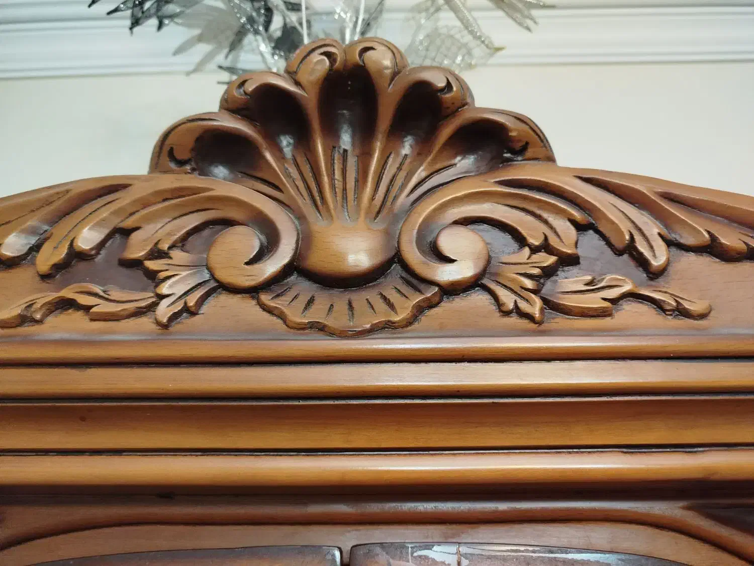 بوفه با چوب گردو منبد کاری شده|بوفه، ویترین، کنسول|پردیس, فاز ۳|دیوار