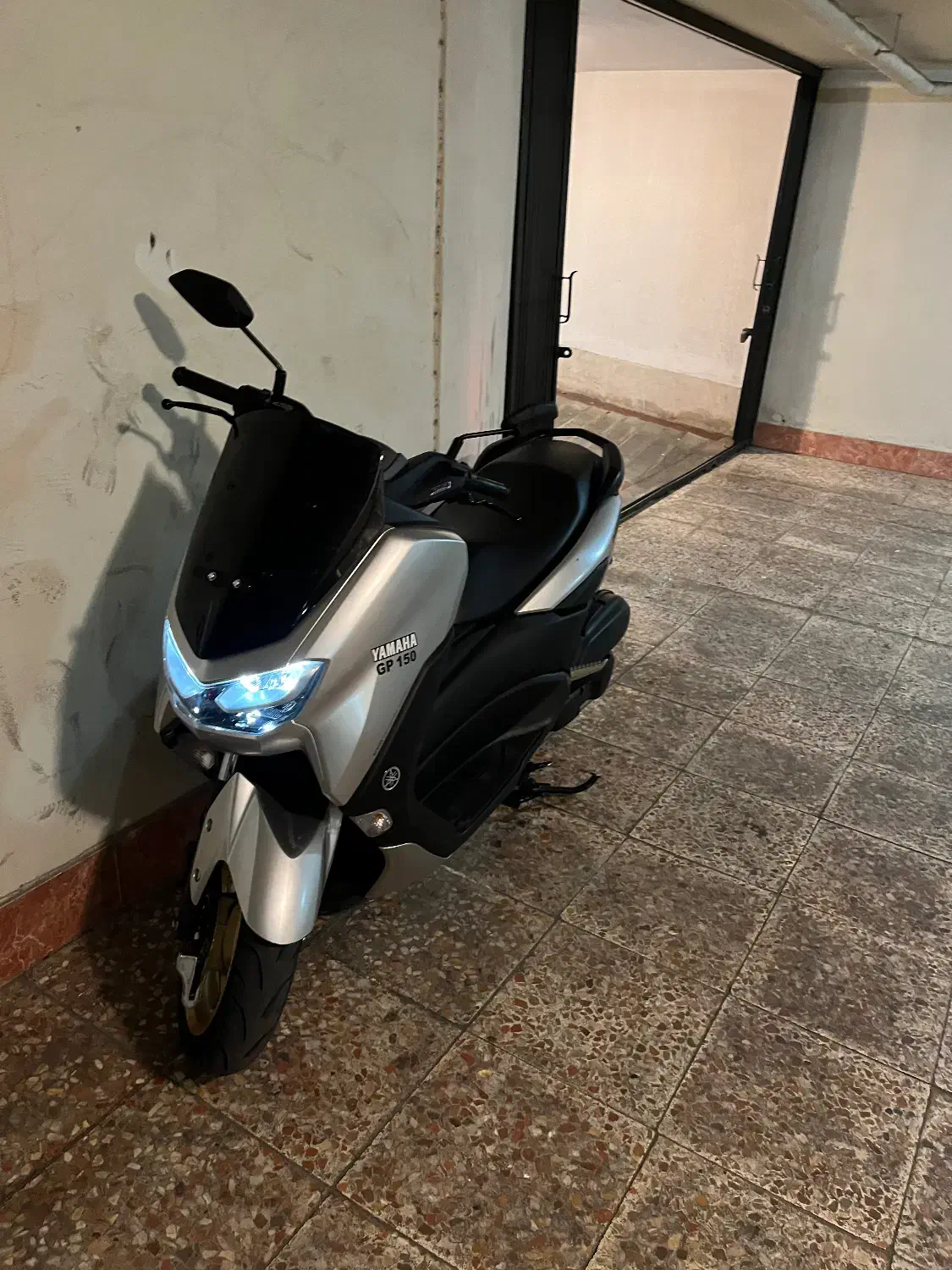 Nmaxکیلس|موتورسیکلت|تهران, درختی|دیوار