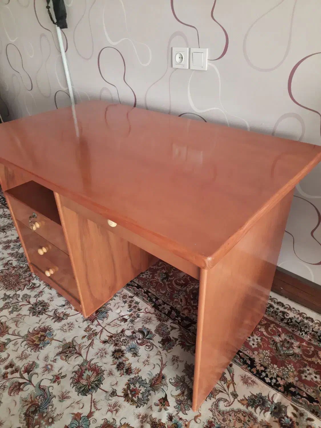 میز تحریر و کامپیوتر|میز تحریر و کامپیوتر|بروجرد, |دیوار