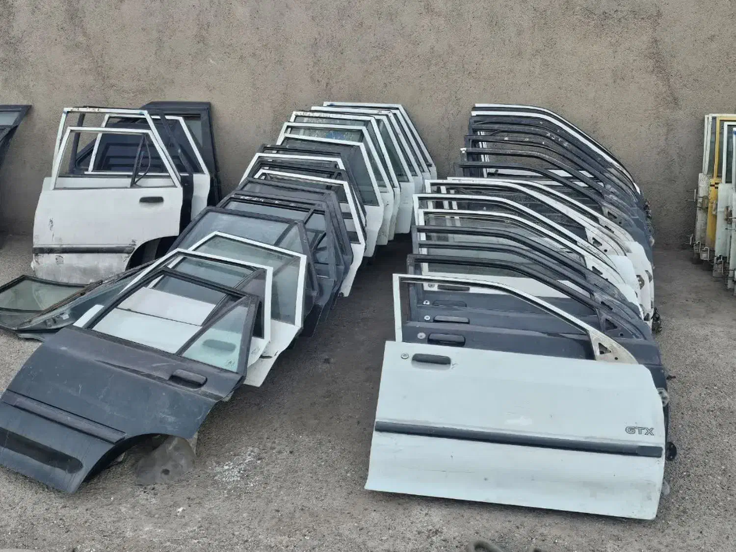 گلگیر ـ کاپوت ـ درب ـ صندوق ـ سپر ـ دیاق ( استوک )|قطعات یدکی و لوازم جانبی|قم, قلعه صدری|دیوار