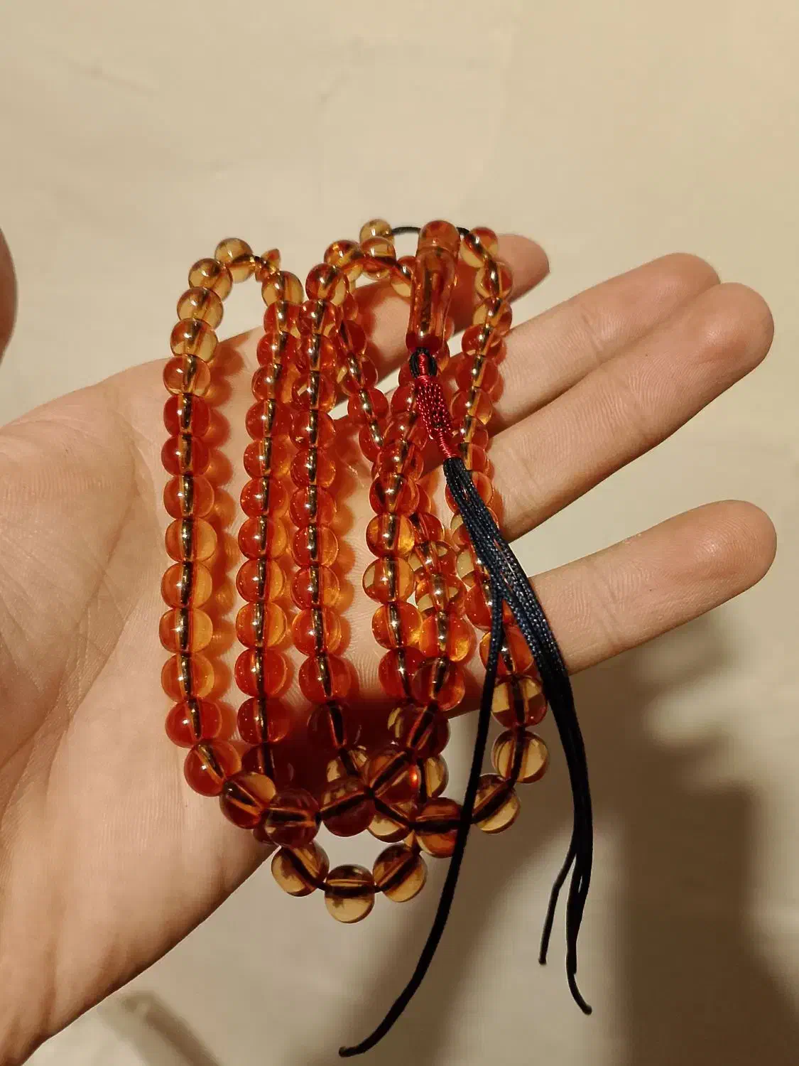 تسبیح سندلوس عسلی|کلکسیون اشیاء عتیقه|پاوه, |دیوار