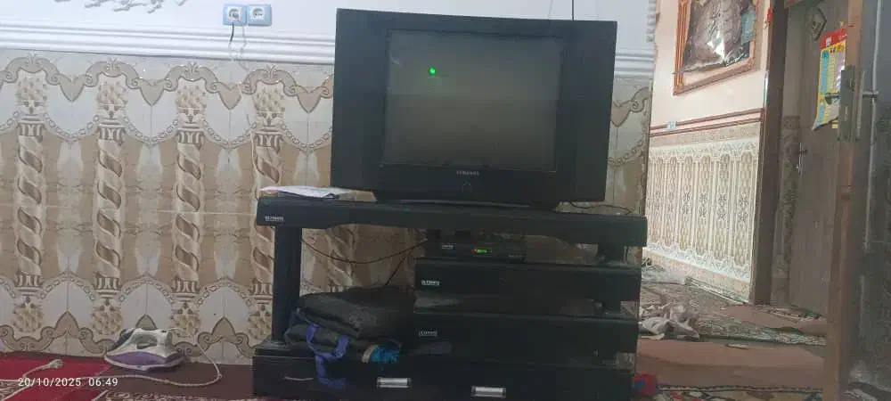 تلویزیون ۲۹اینچ سامسونگ همراه میز|تلویزیون و پروژکتور|ایرانشهر, |دیوار