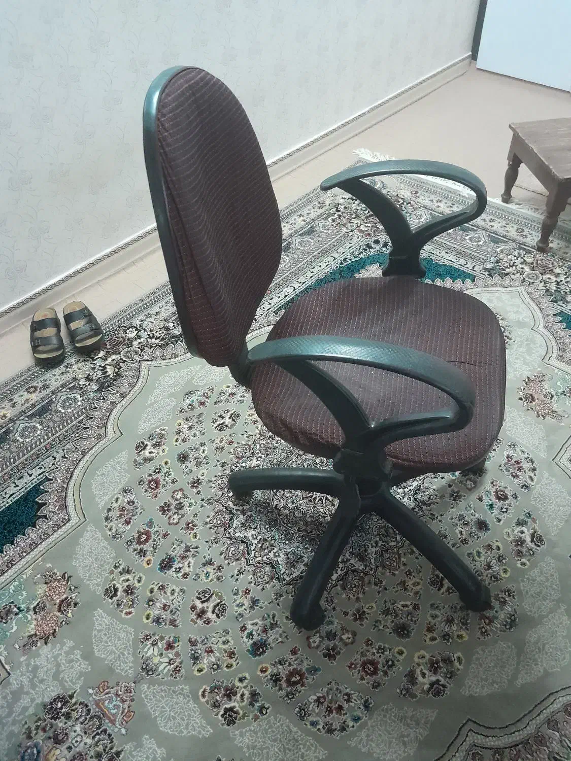 یک عدد صندلی چرخدار با چرخشی روان|صندلی و نیمکت|بروجرد, |دیوار