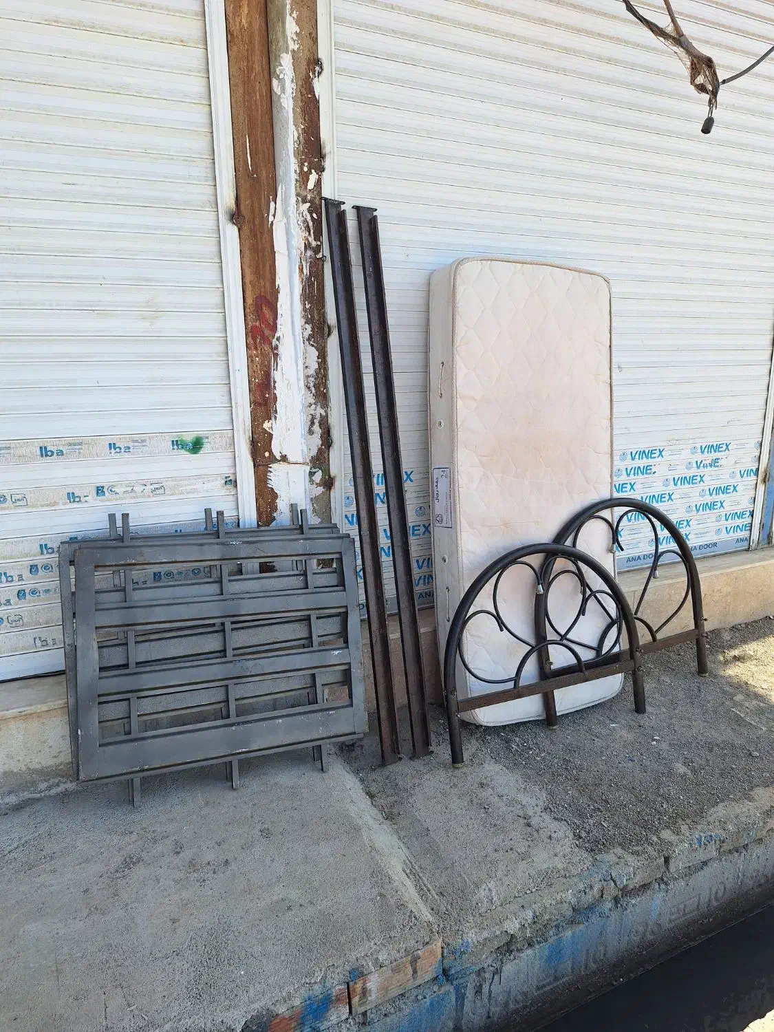 ۲عدد تخت خواب فِلزی ۱نفره با دوشک رویال تمیز|تخت و سرویس خواب|پاکدشت, حصار امیر|دیوار