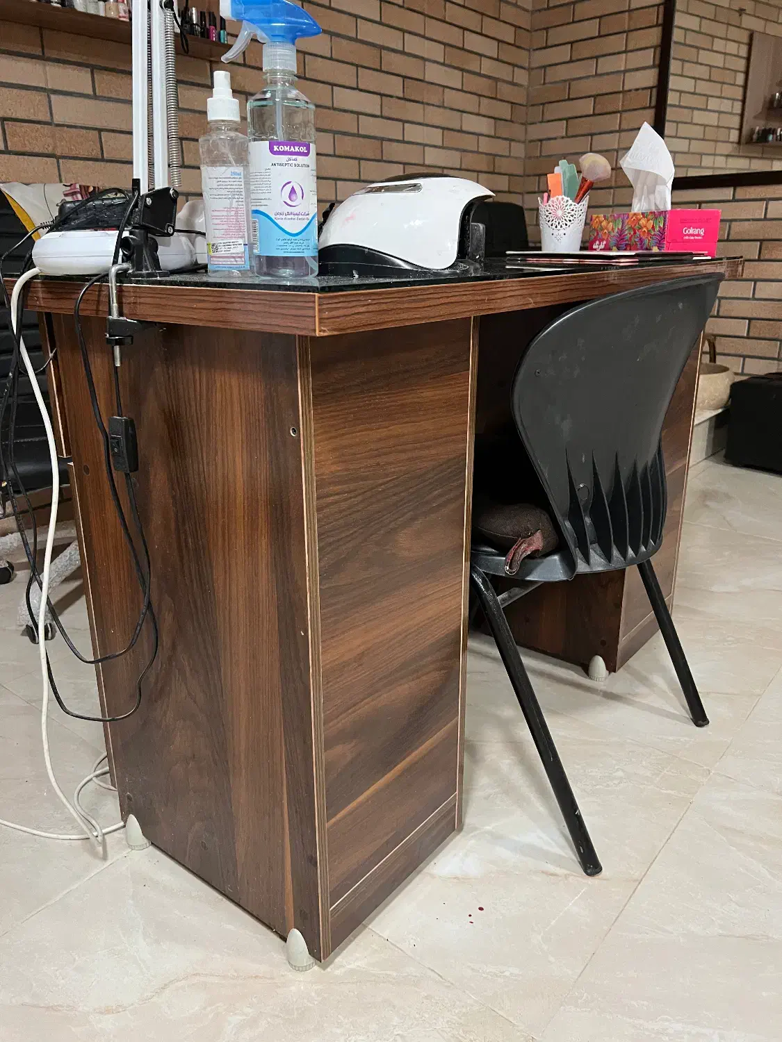 میز ناخن بهمراه یکعدد صندلی|آرایشگاه و سالن‌های زیبایی|رامسر, |دیوار