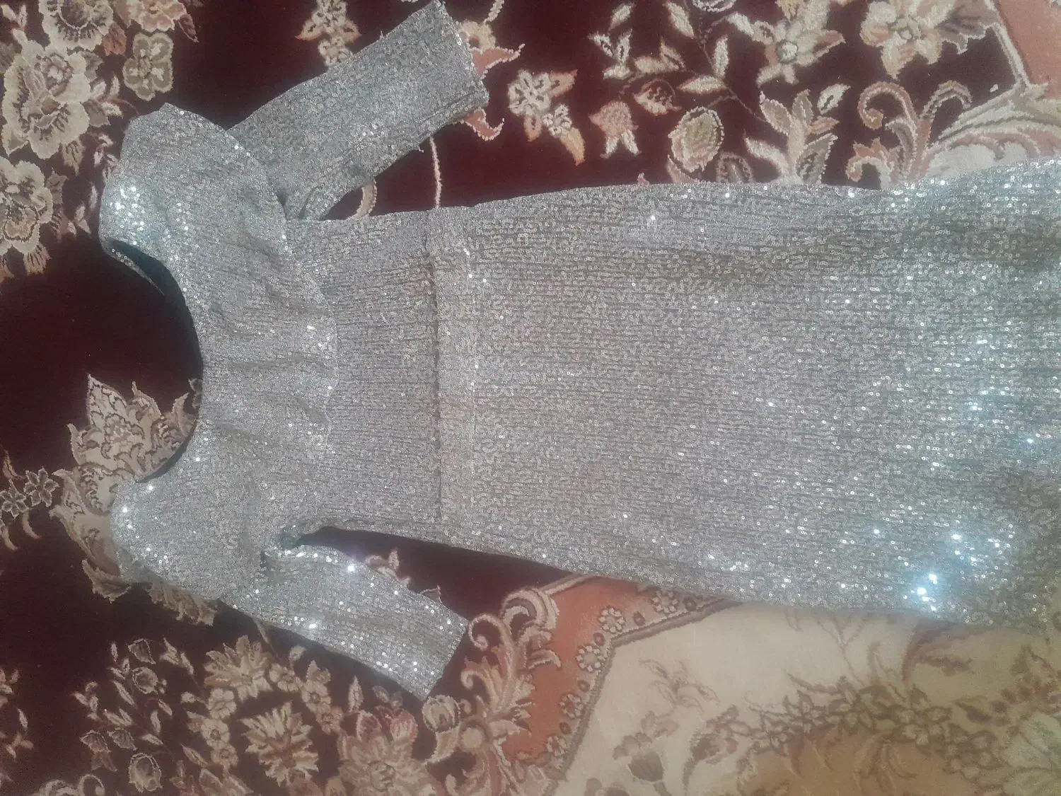 یک عدد لباس مجلسی|لباس|سنخواست, |دیوار