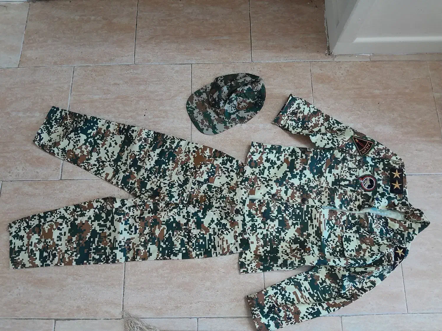 لباس ارتشی|لباس|آمل, |دیوار