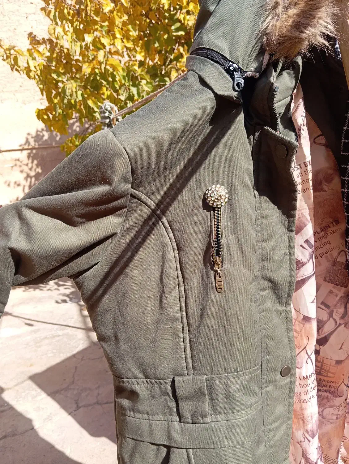 پالتورنگ لشمی|لباس|تفت, |دیوار