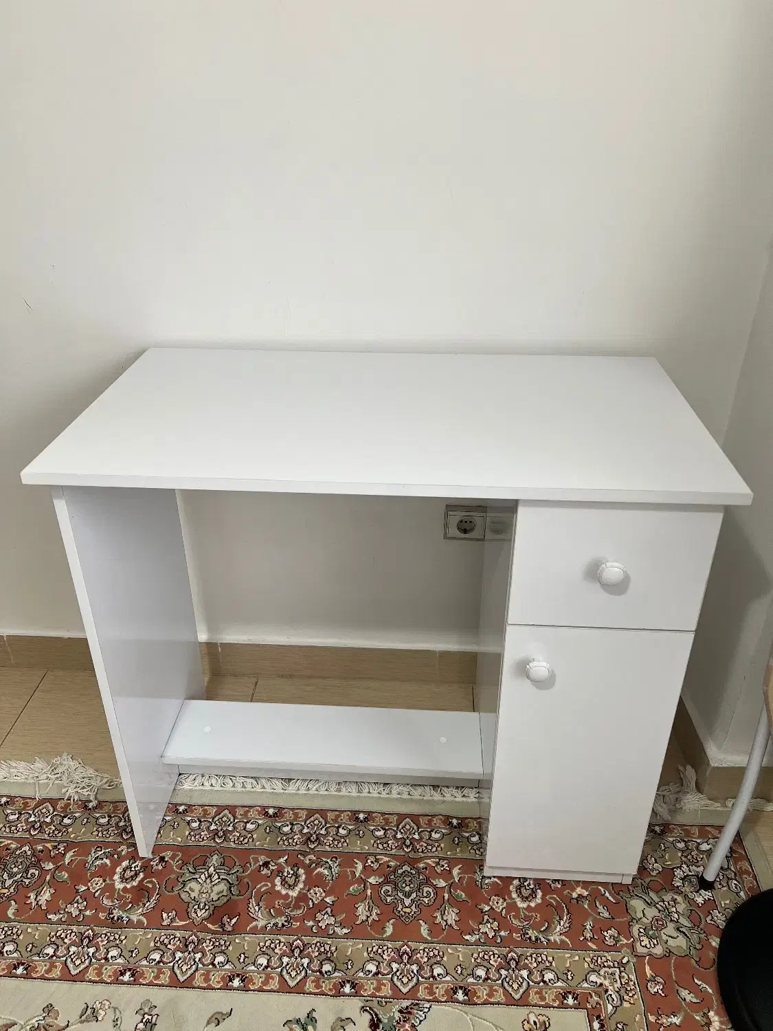 میز مناسب ناخنکاری|آرایشگاه و سالنهای زیبایی|رشت, نیروی دریایی|دیوار