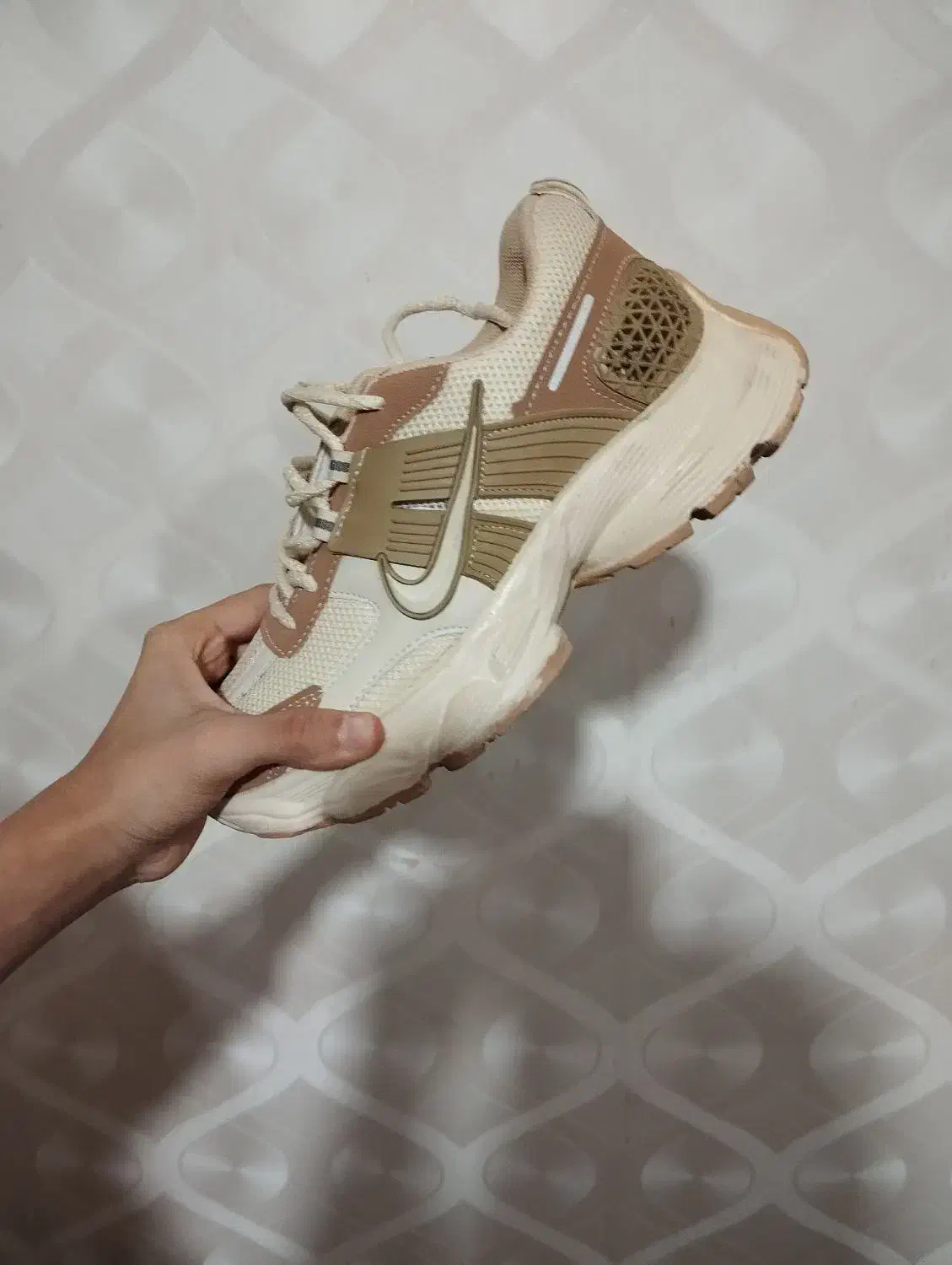 کتانی اکبند|کیف، کفش، کمربند|قم, دروازه ری|دیوار