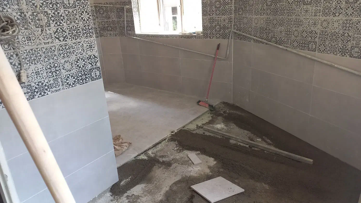 پو کاشیکاری چسپی وملاتی هستم(تخریب وقیرگونی)|خدمات پیشه و مهارت|بومهن, |دیوار