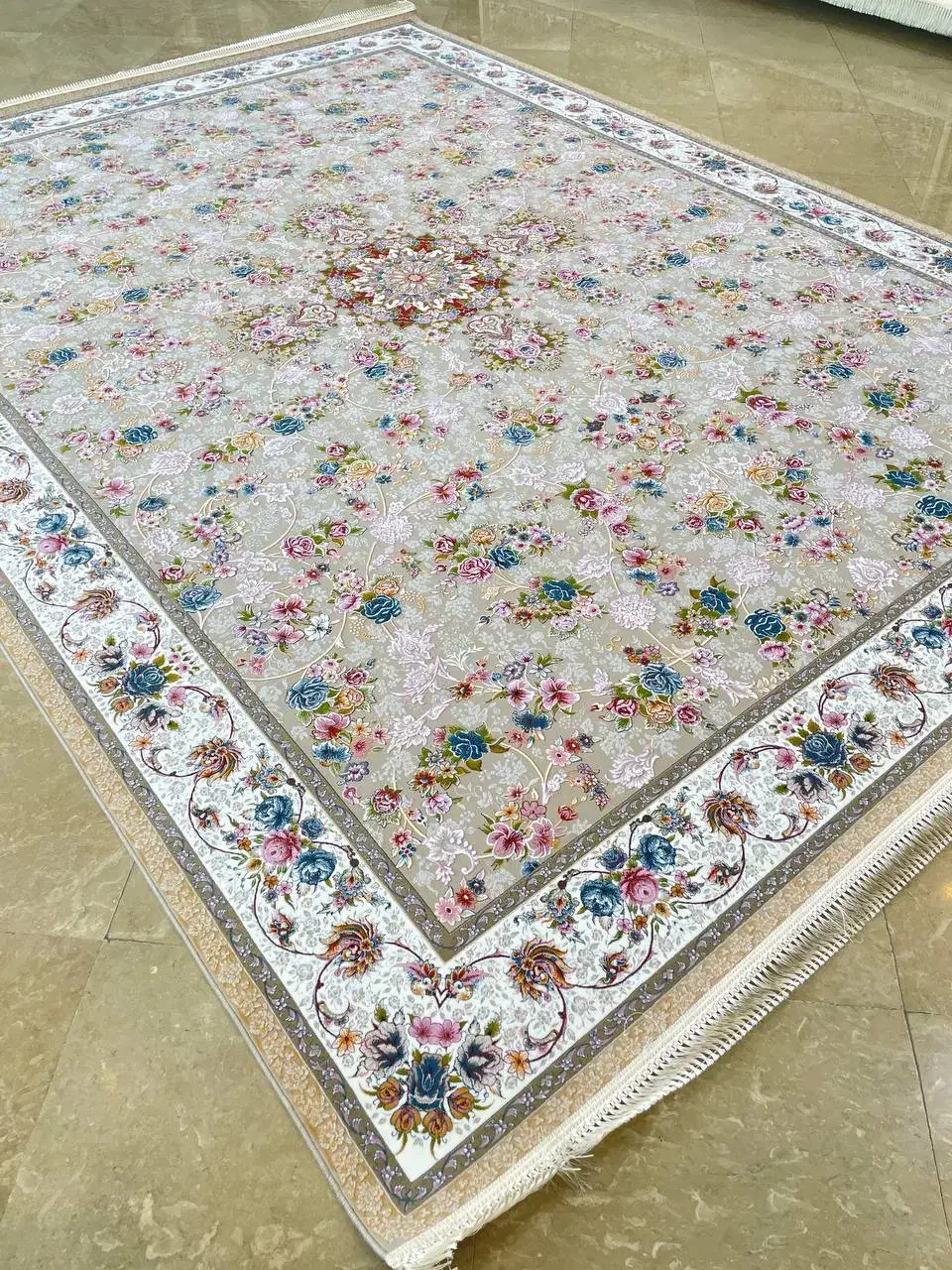 فرش گلریز در گالری اکبری چهارراه امام بسمت ترمینال|فرش|شوشتر, |دیوار