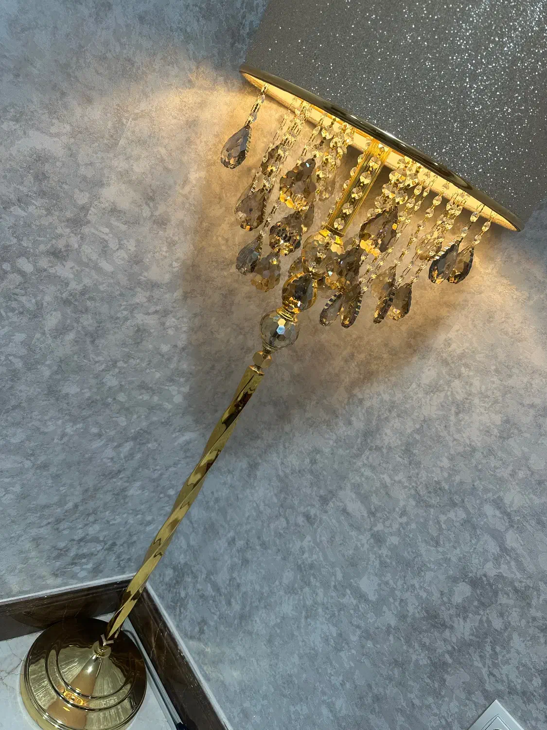 آباژور ایستاده کنارسالنی|چراغ خواب و آباژور|بندر ماهشهر, |دیوار