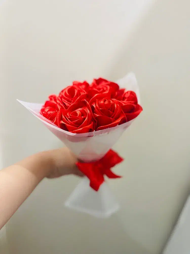 گل مصنوعی با روبان|گل مصنوعی|قدس, شهر‌قدس|دیوار