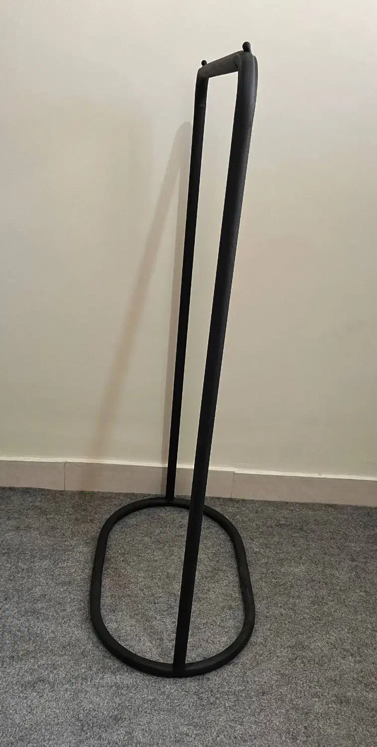 رگال لباس مدرن|بندرخت و رخت‌آویز|قدس, شهر‌قدس|دیوار