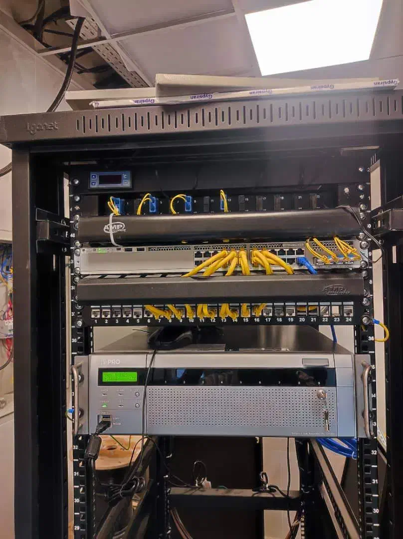 خدمات شبکه، دوربین مداربسته و زیر ساخت|خدمات رایانه‌ای و موبایل|شیراز, ارم|دیوار