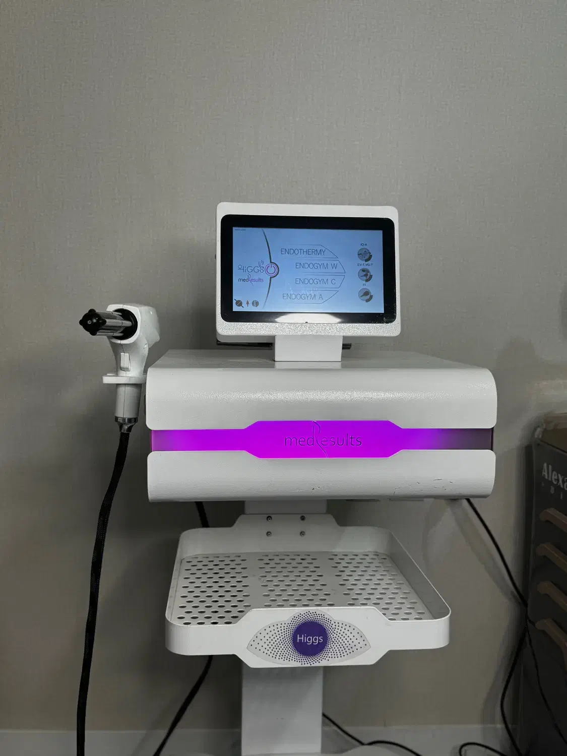 لیزرموهای زائدالکساندرایت،تنگ کردن وروشن کردن واژن|خدمات آرایشگری و زیبایی|کرج, کارخانه قند|دیوار