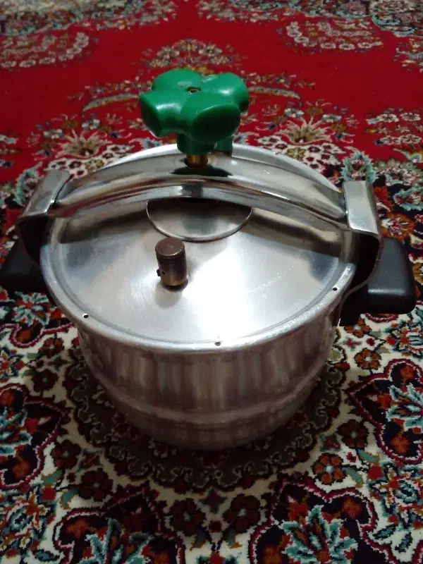 زودپز حاتم|ظروف پخت‌وپز|کرج, برغان|دیوار