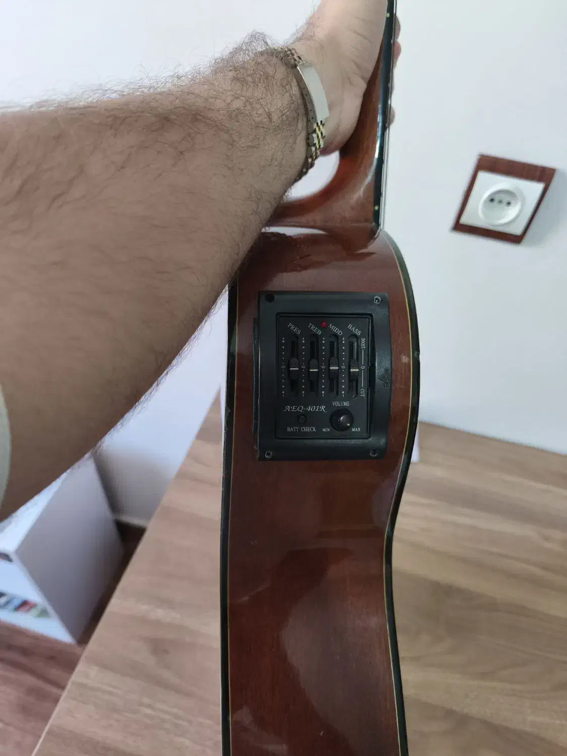 گیتار حرفه ای آریا ak30|گیتار، بیس، امپلیفایر|ساری, |دیوار