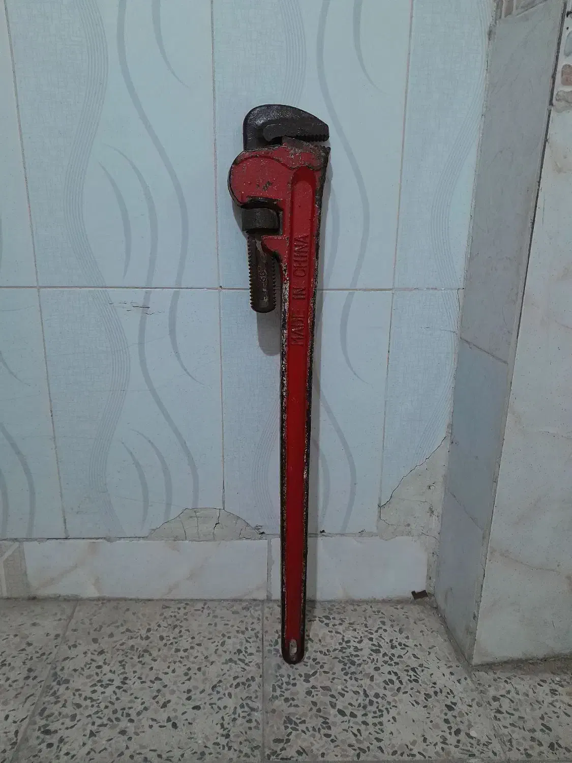 آچار شلاقی|ابزارآلات|رباط‌کریم, رباط‌کریم|دیوار