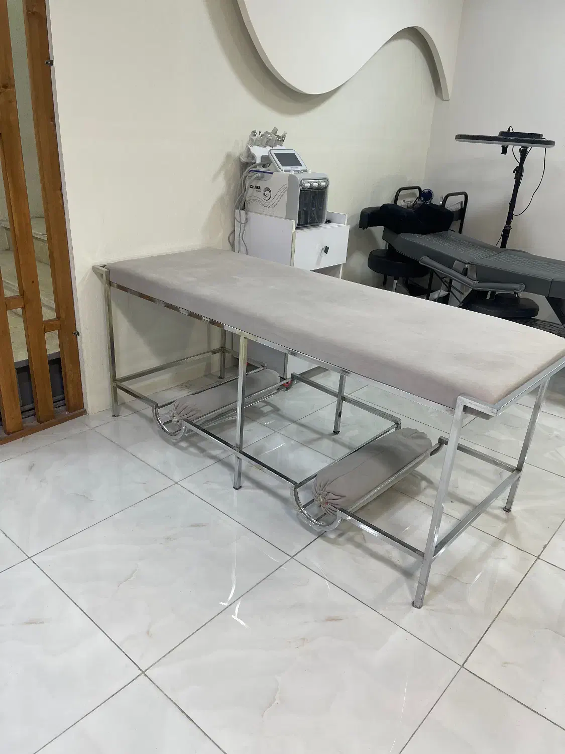 تخت|آرایشگاه و سالن‌های زیبایی|گرگان, |دیوار