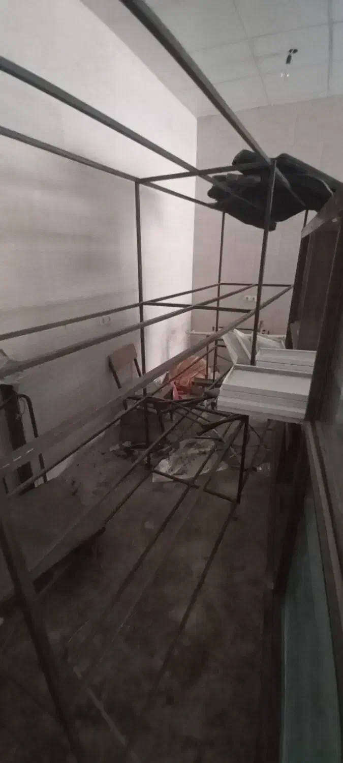 فروش تعدادی میز شیشه ای و قفسه آهنی و آلومینیومی|فروشگاه و مغازه|دهدشت, |دیوار