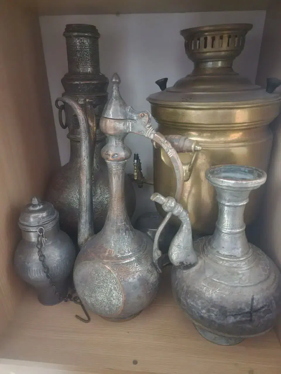 شرابخوری صفوی.سماور زغالی.آفتابه لگن و زنگ زورخانه|کلکسیون اشیاء عتیقه|مهریز, |دیوار