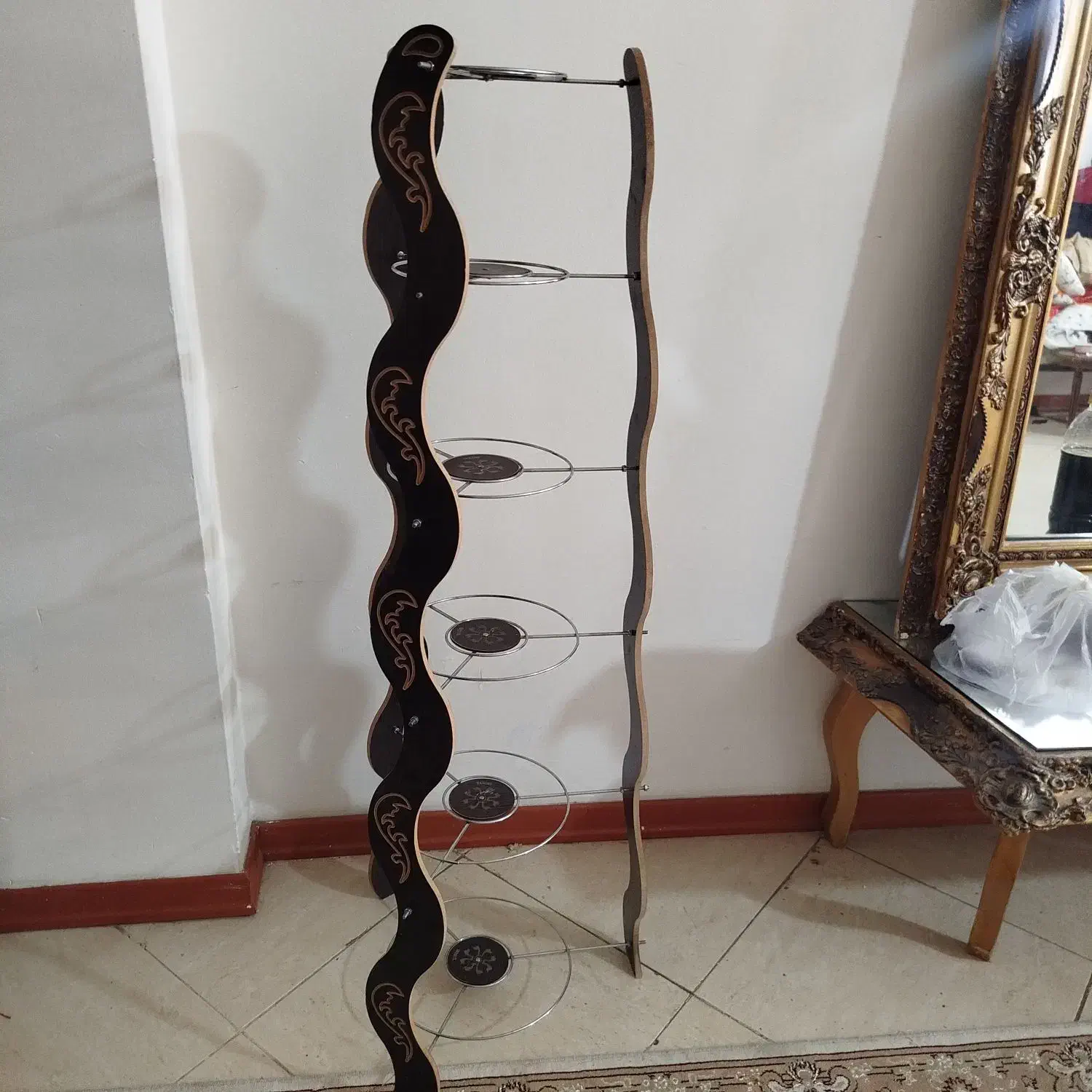 پایه قابلمه|آب‌چکان و نظم‌دهنده ظروف|گلبهار, شهر جدید گلبهار|دیوار