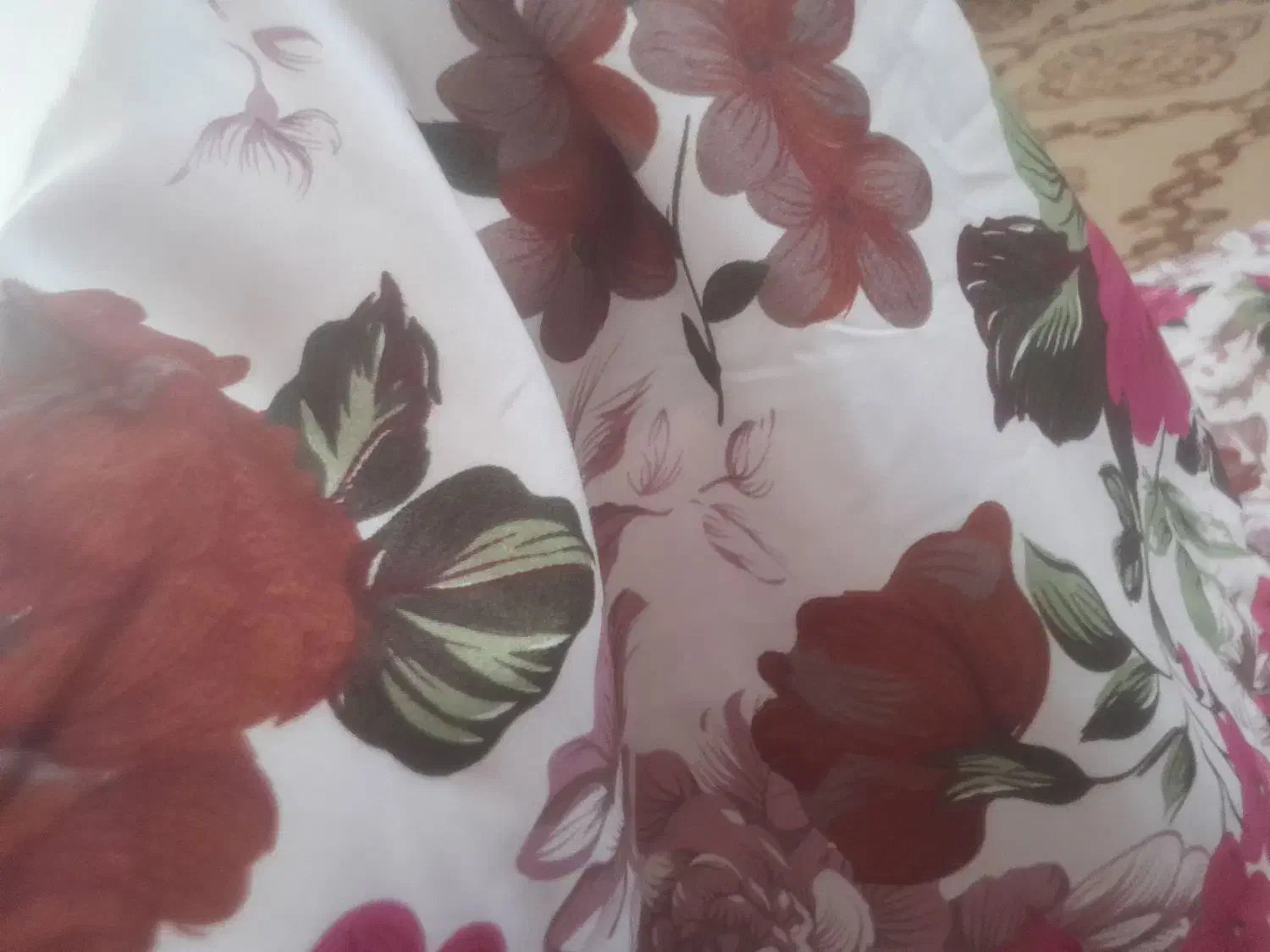 روبالشتی|رختخواب، بالش، پتو|قروه, |دیوار