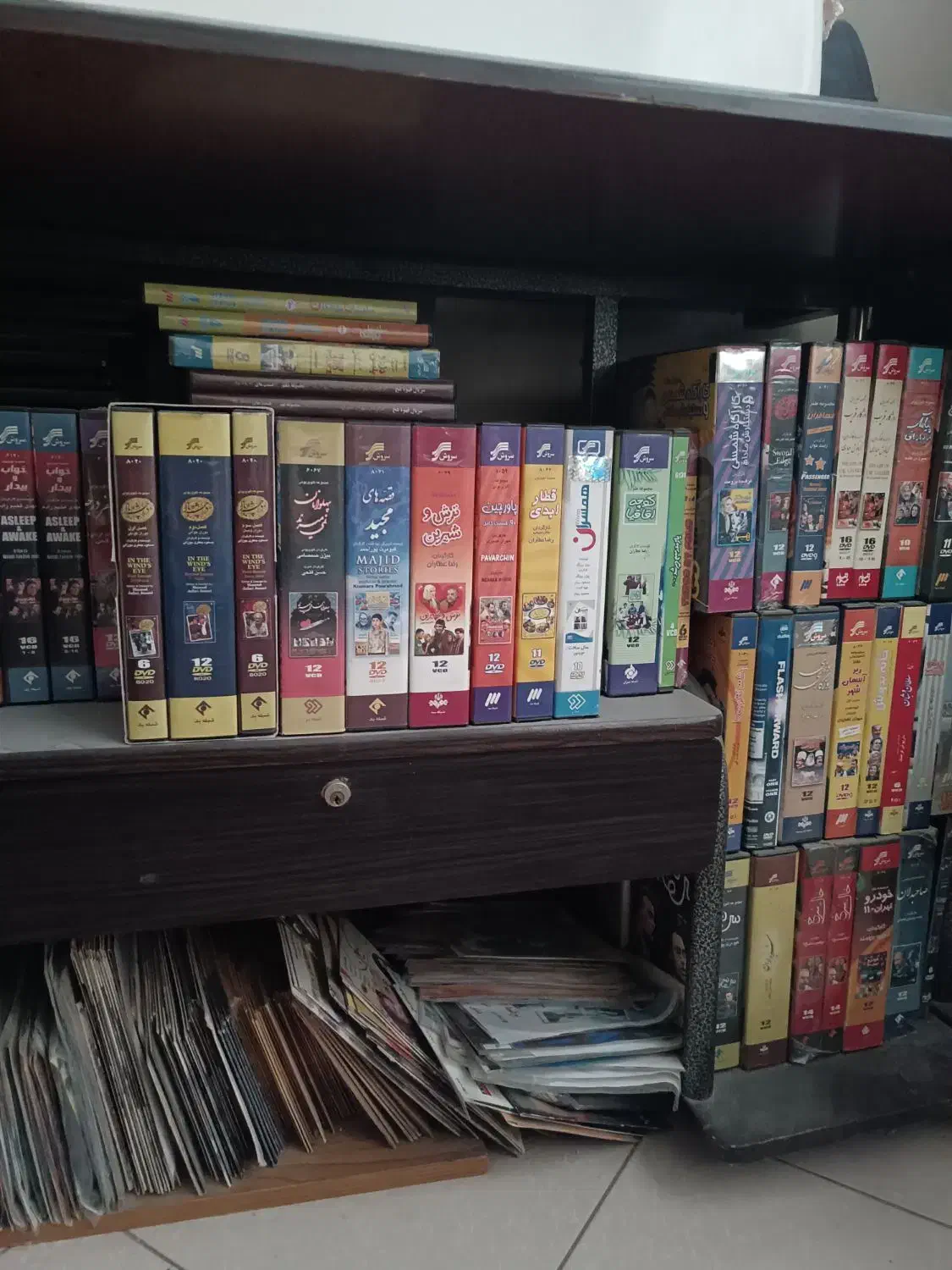 سریال‌ ایرانی، تئاتر و انیمیشن قدیمی با قاب|فیلم و موسیقی|تهران, فلسطین (میدان انقلاب)|دیوار