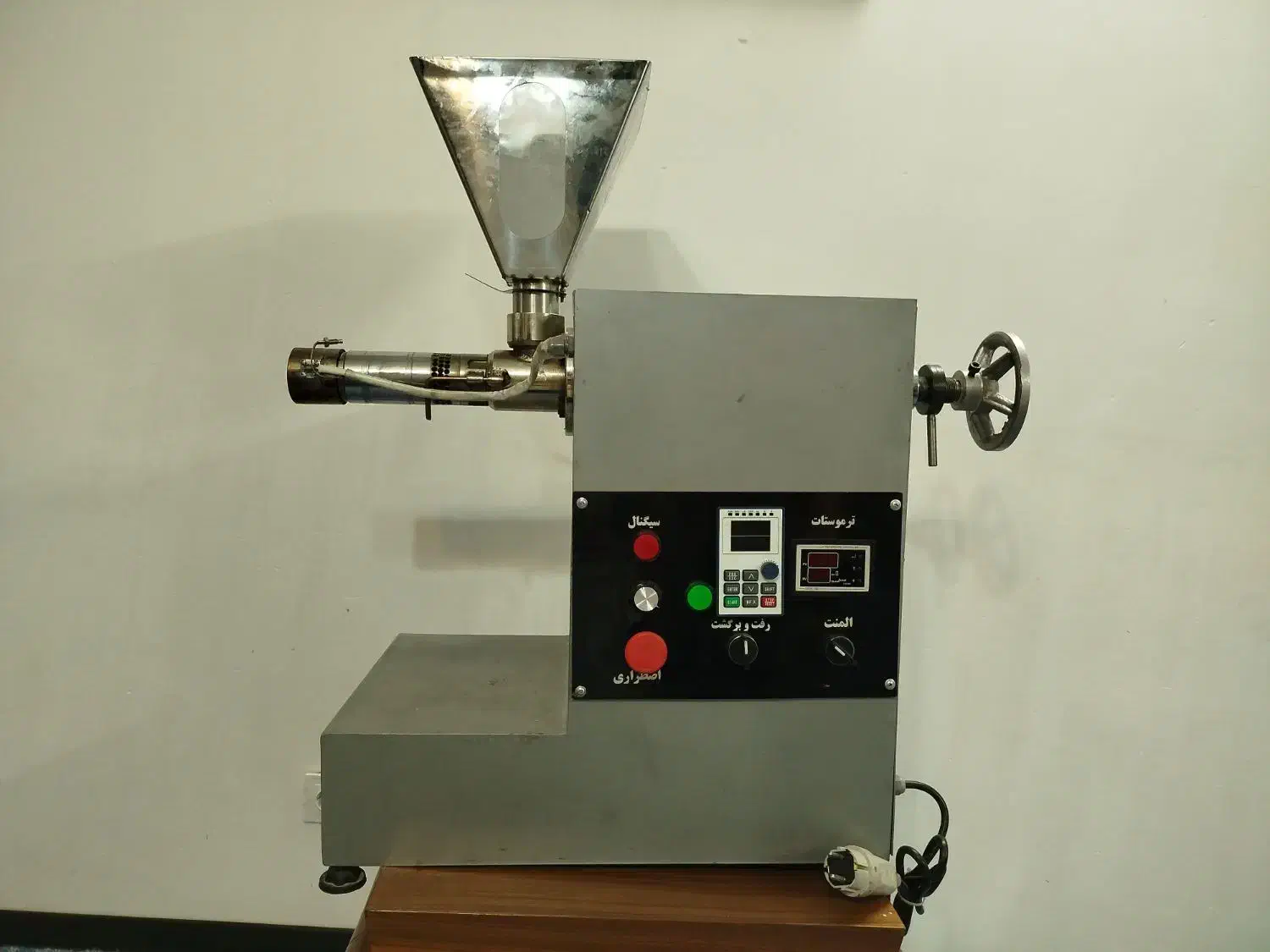 دستگاه روغن گیری خانگی با قیمت فوق العاده عالی|فروشگاه و مغازه|قم, پردیسان|دیوار