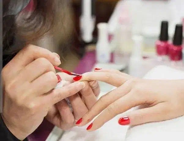 نیازمند ناخن کار و کراتین کار با سابقه کار|استخدام درمانی، زیبایی، بهداشتی|نیریز, |دیوار