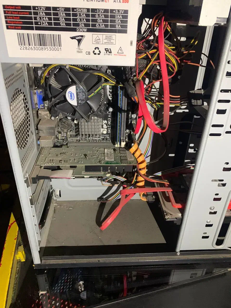 کیس کامپیوتر همراه با کیبورد|رایانه رومیزی|بومهن, |دیوار