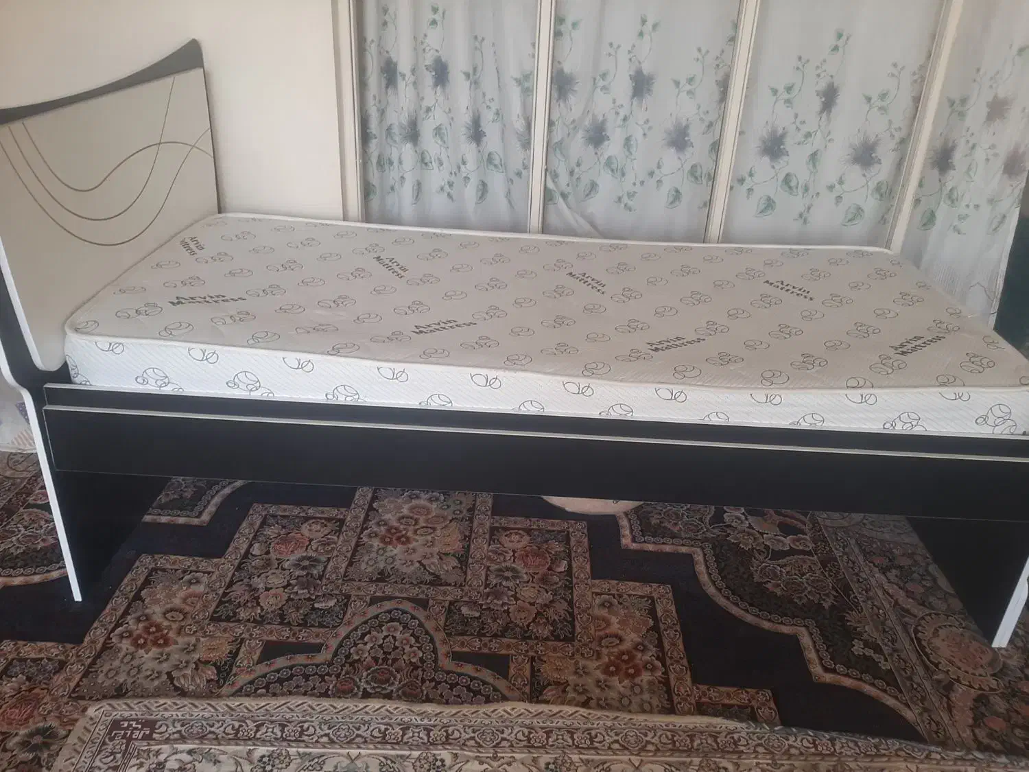 تختخواب تک نفره|تخت و سرویس خواب|ابریشم, |دیوار