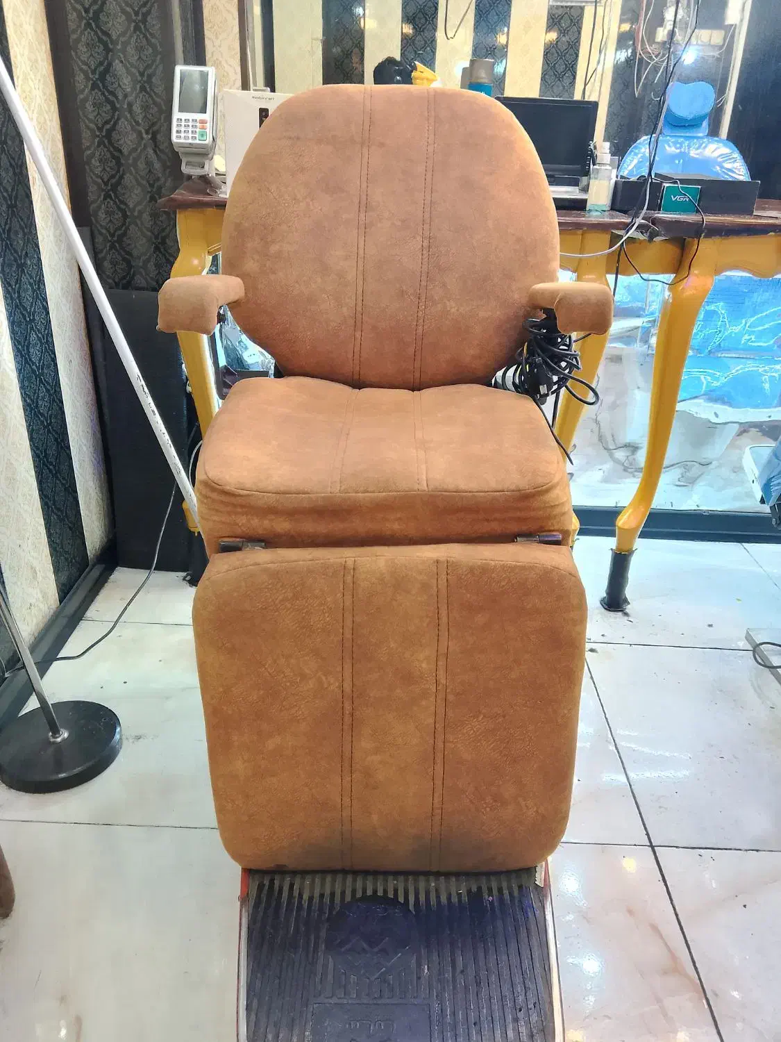 صندلی برقی ارایشگاه|آرایشگاه و سالنهای زیبایی|شیراز, بعثت|دیوار