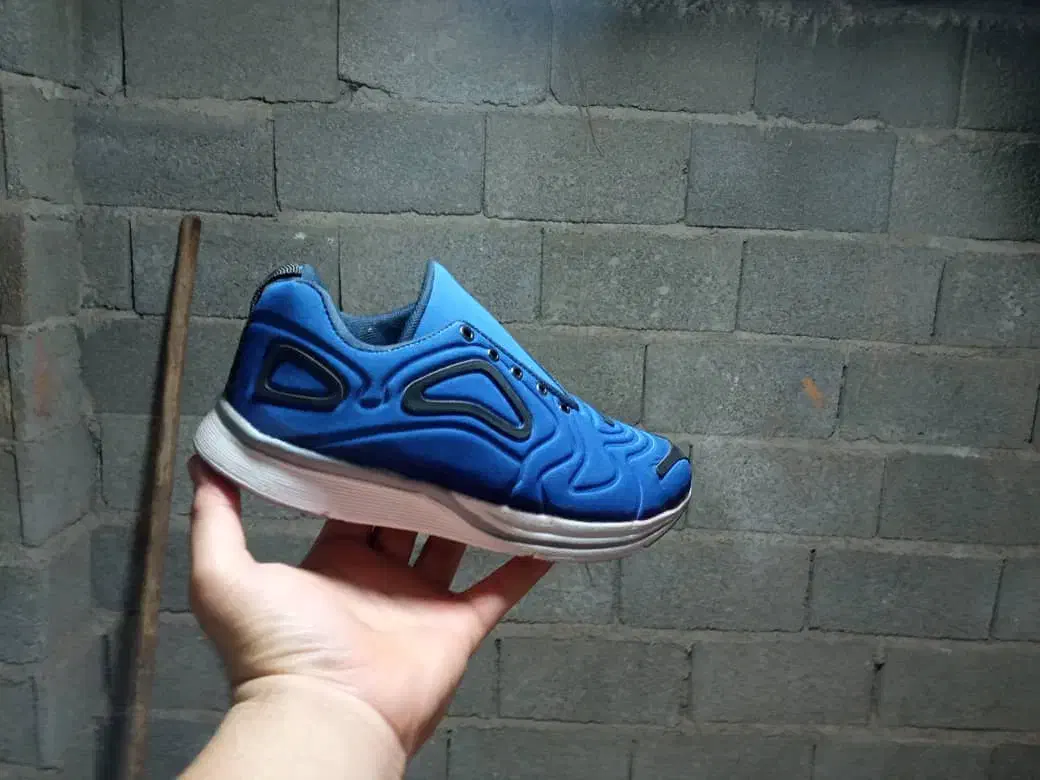 کفش|کیف، کفش، کمربند|بومهن, |دیوار