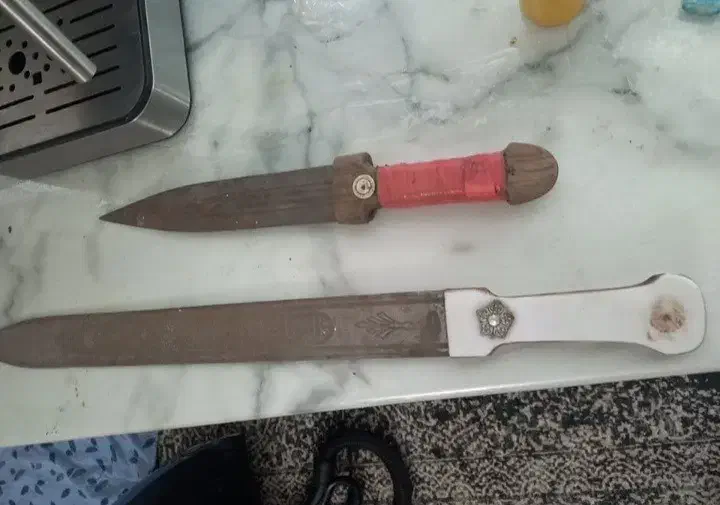 تعدادی چاقو سالم تمیز دکوری۱|کلکسیون اشیاء عتیقه|رباط‌کریم, رباط‌کریم|دیوار