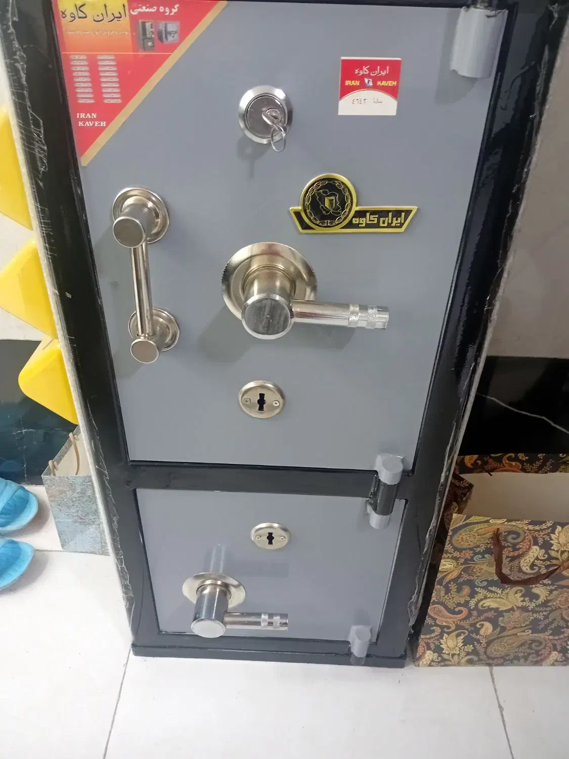 فروش گاوصندوق و میز مدیریت و ۲ عدد پرچم تبلیغات|دفتر کار|شهریار, شهریار|دیوار