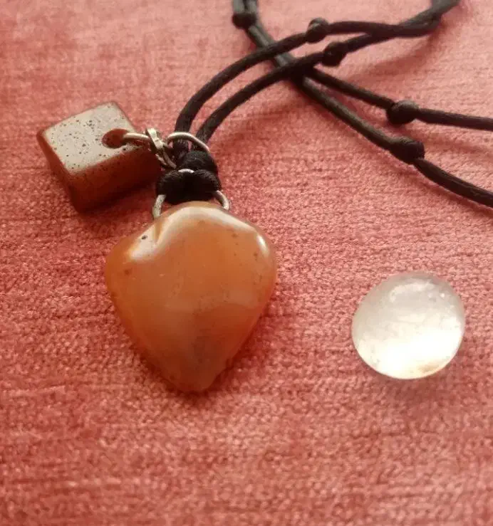 کهربا وعقیق قدیمی، درنجف اصلی، حکاکی|جواهرات|اردبیل, |دیوار