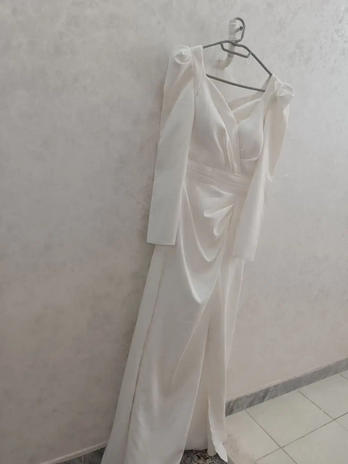 لباس ساده عقد|لباس|قدس, شهرقدس|دیوار