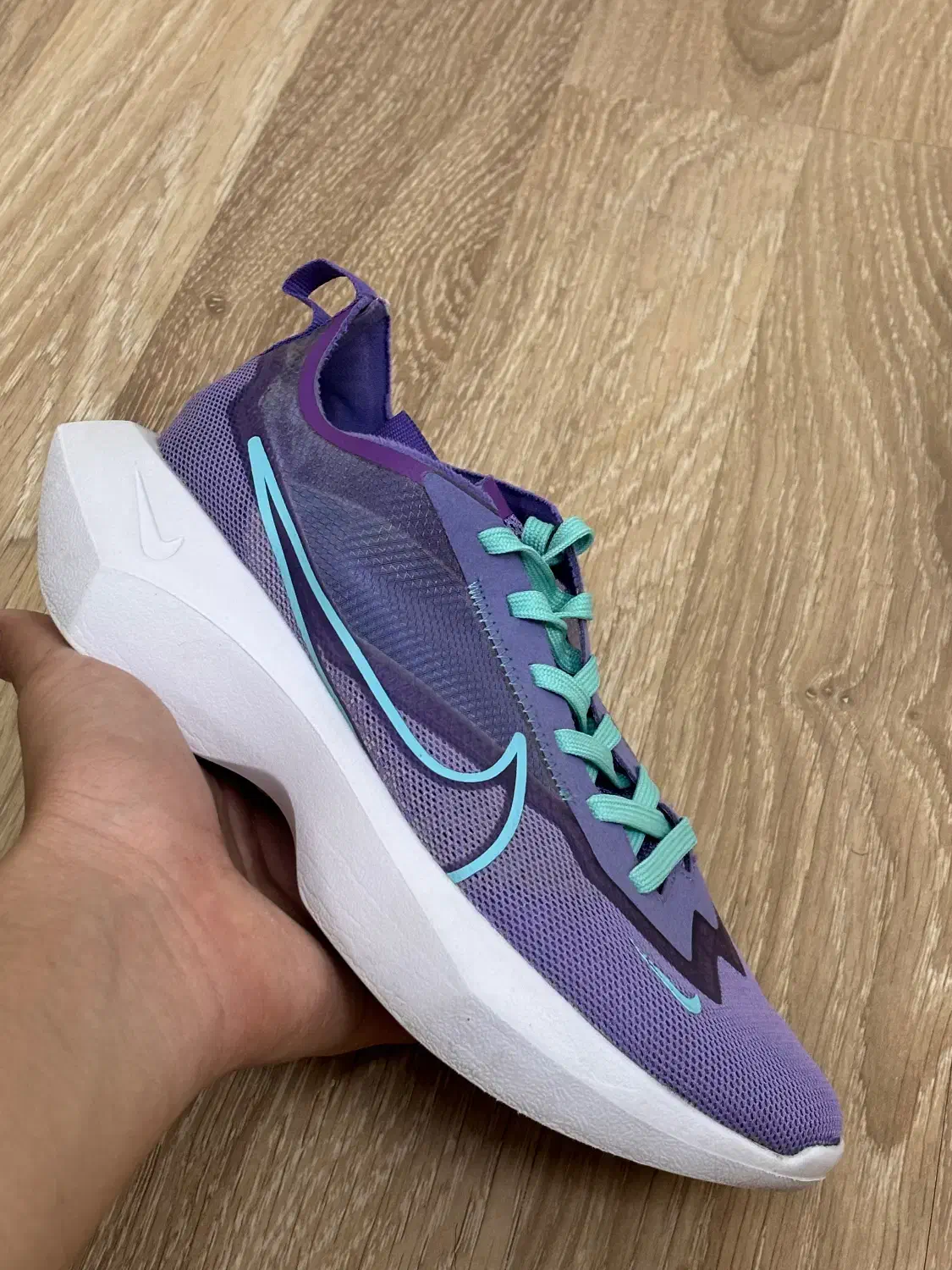 دو عدد کفش|کیف، کفش، کمربند|گنبد کاووس, |دیوار