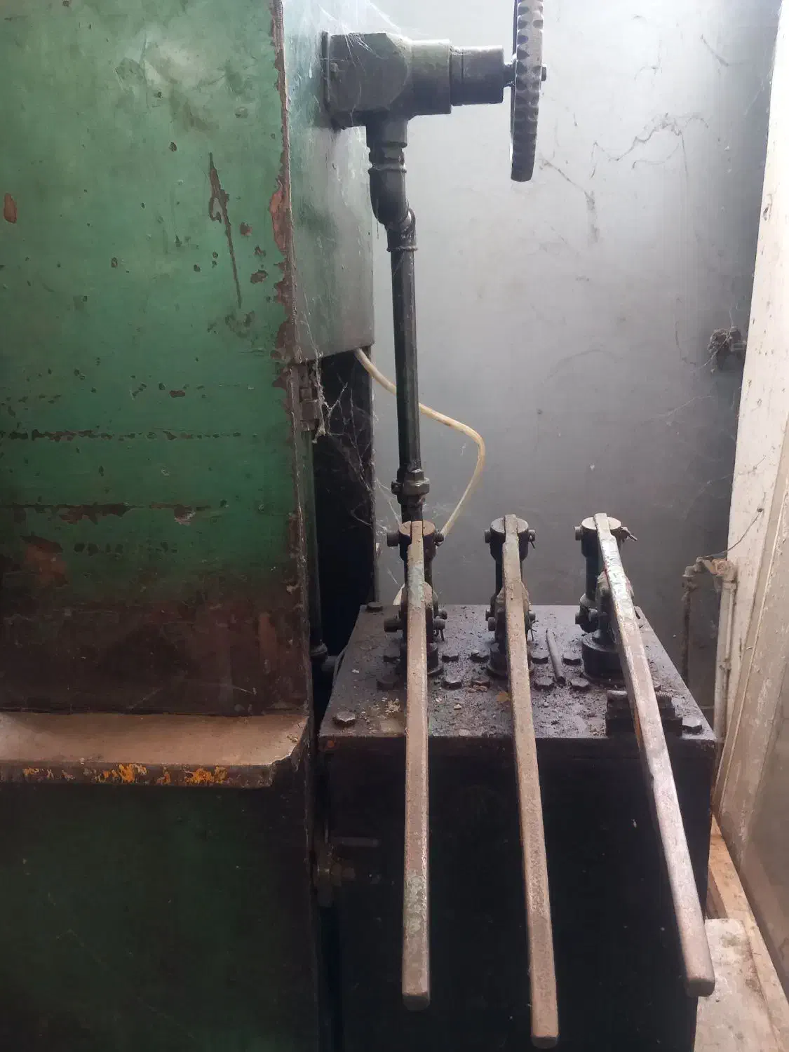 پرس ۵۰۰ تنی دستی ورق ۲۵ دهنه ۱۳۰ متحرک|ماشین‌آلات صنعتی|رشت, حومه رشت|دیوار