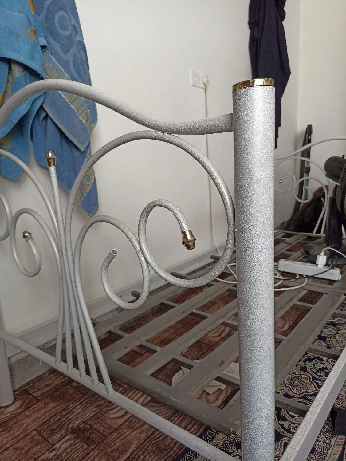 تخت فلزی یک نفره تمیزبدون تشک2تومن تخفیف نداره|تخت و سرویس خواب|محلات, |دیوار