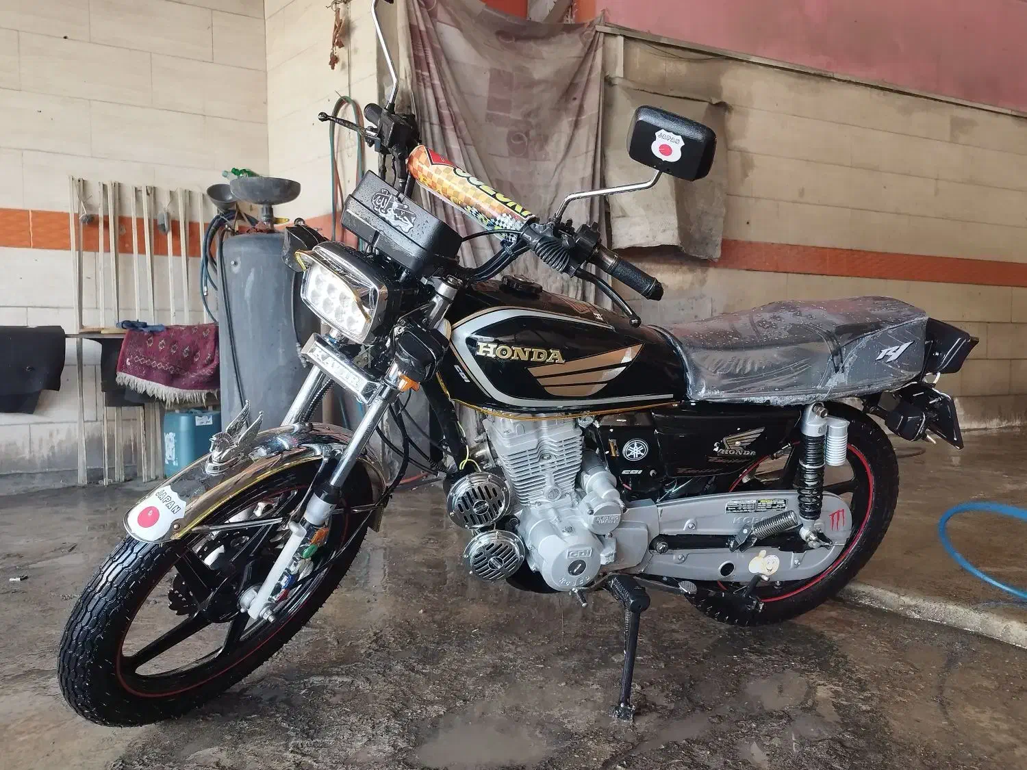 هوندا ۲۰۰ کاربرات.خوشگل اسپرت|موتورسیکلت|اصفهان, دشتستان|دیوار