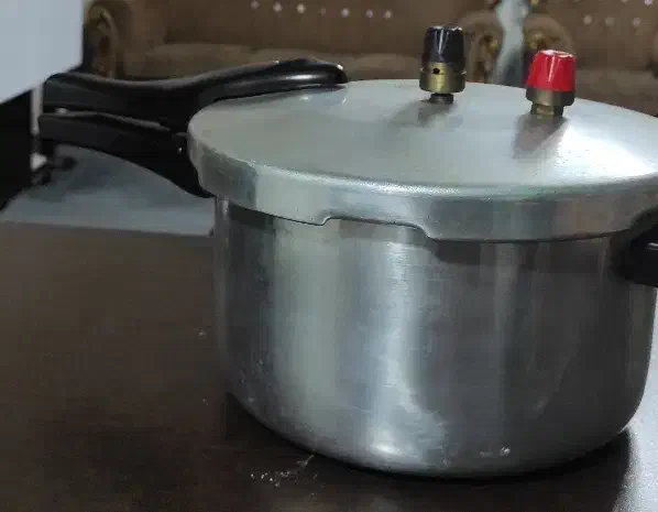 زود پز سالم و تمیز کلا شاید دو بار استفاده شده.|ظروف پختوپز|لنگرود, |دیوار