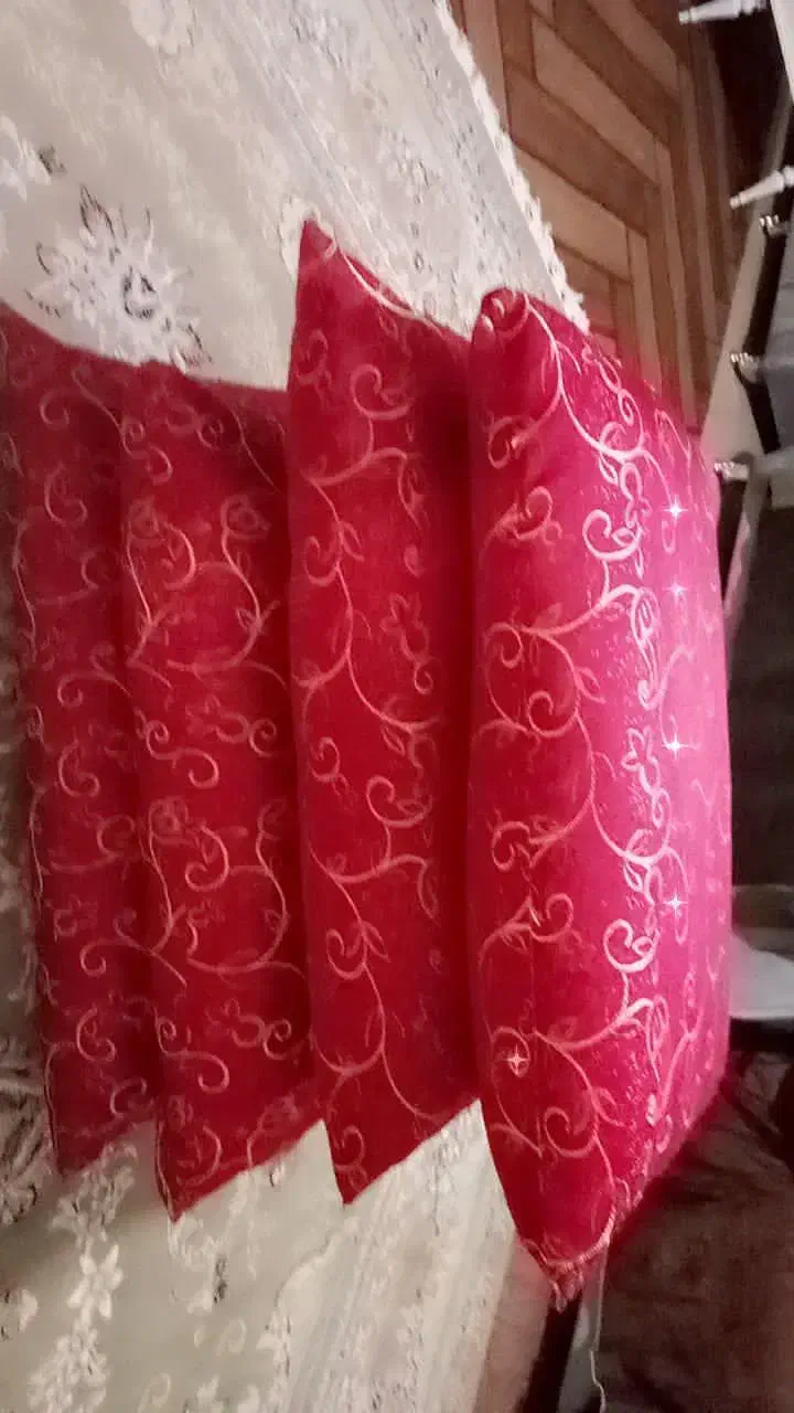 بالشت|رختخواب، بالش، پتو|میانه, |دیوار