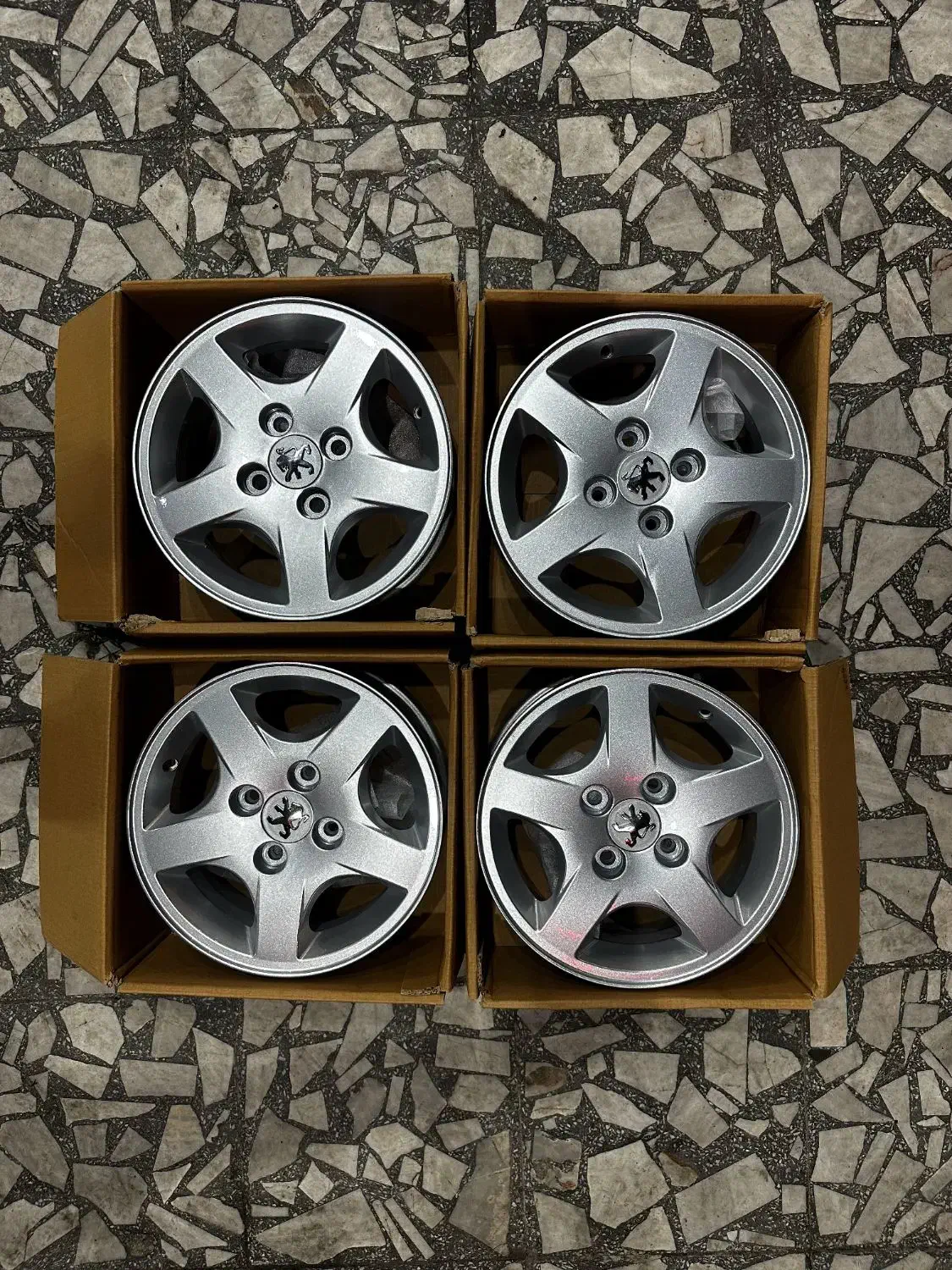 رینگ ۲۰۷ ۲۰۶ نو|قطعات یدکی و لوازم جانبی|رشت, فرودگاه سردار جنگل رشت|دیوار