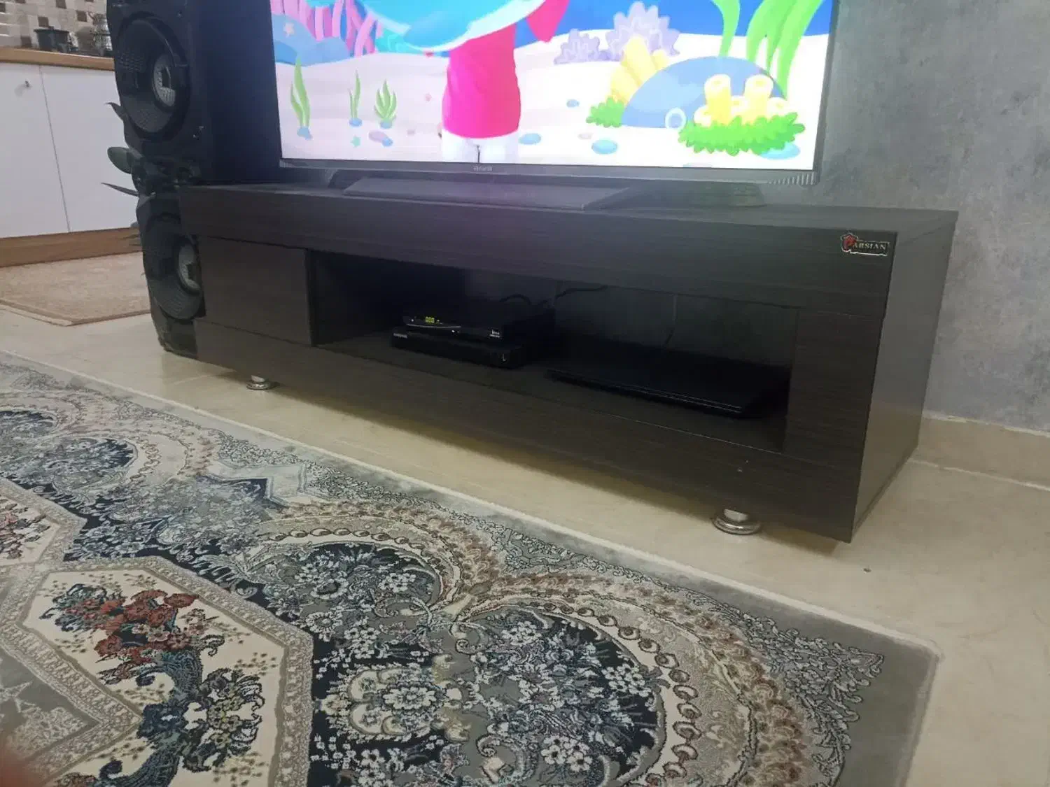 میز تلویزیون|میز تلویزیون|پرند, فاز ۳|دیوار